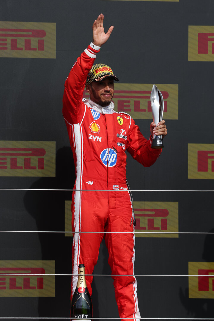 GP GRAN BRETAGNA, Lewis Hamilton (GBR) Ferrari celebrates his third position on the podium.
05.07.2026. Formula 1 World Championship, Rd 9, British Grand Prix, Silverstone, England, Gara Day.
- www.xpbimages.com, EMail: requests@xpbimages.com © Copyright: Moy / XPB Images