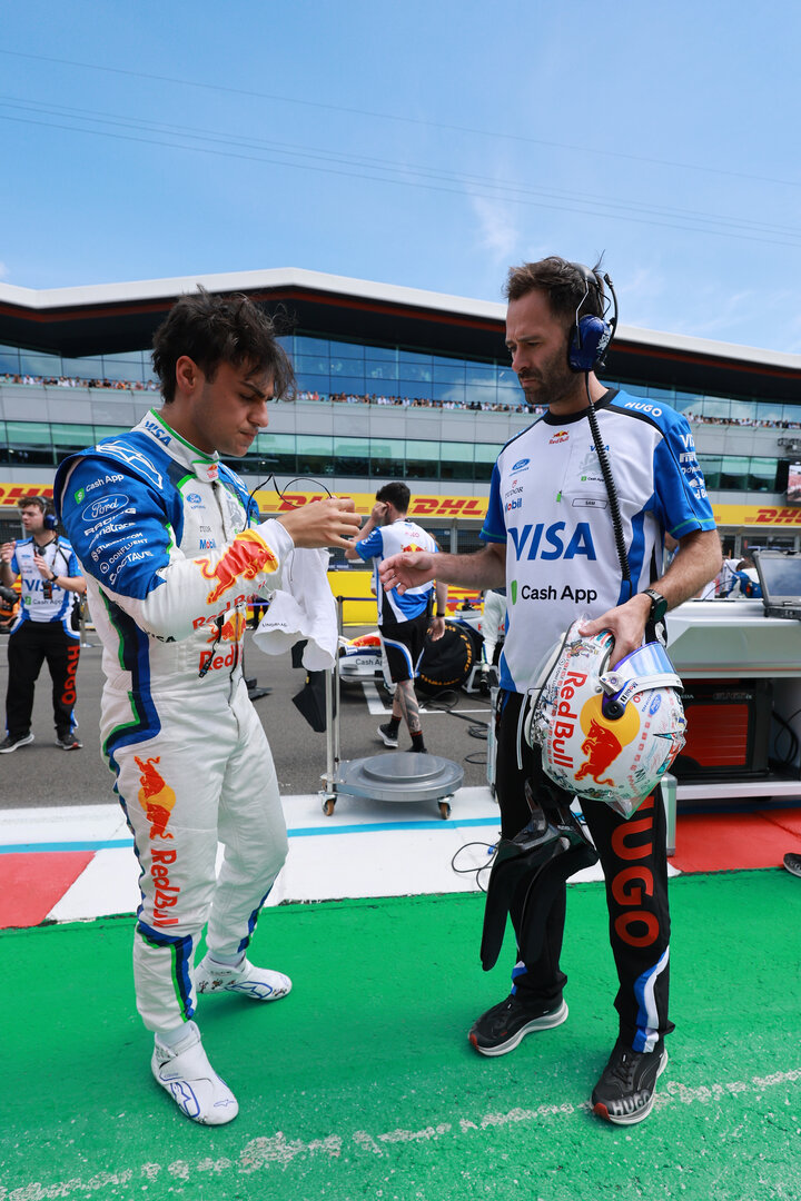 GP GRAN BRETAGNA, Arvid Lindblad (GBR) Racing Bulls Formula One Team on the grid with Sam Village (GBR) Racing Bulls Formula One Team Personal Trainer.
05.07.2026. Formula 1 World Championship, Rd 9, British Grand Prix, Silverstone, England, Gara Day.
- www.xpbimages.com, EMail: requests@xpbimages.com © Copyright: Moy / XPB Images