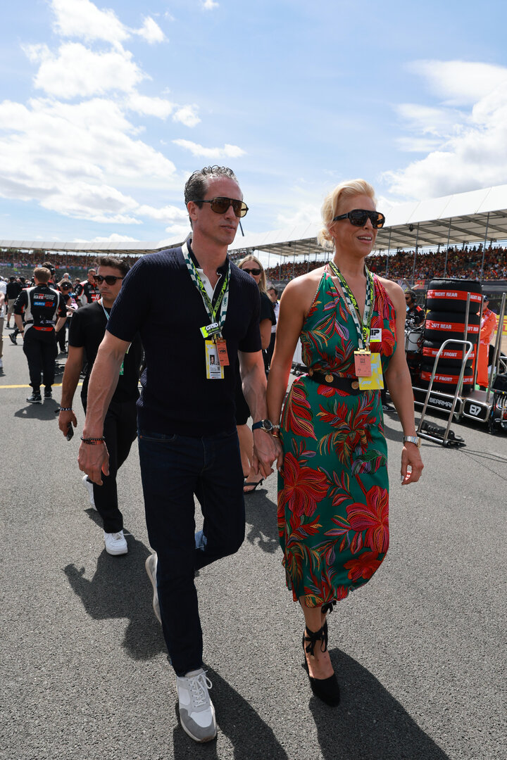 GP GRAN BRETAGNA, Hannah Waddingham (GBR) Actress e Singer on the grid with her partner Nick Beresford-Cleary (GBR) Surgeon.
05.07.2026. Formula 1 World Championship, Rd 9, British Grand Prix, Silverstone, England, Gara Day.
- www.xpbimages.com, EMail: requests@xpbimages.com © Copyright: Moy / XPB Images