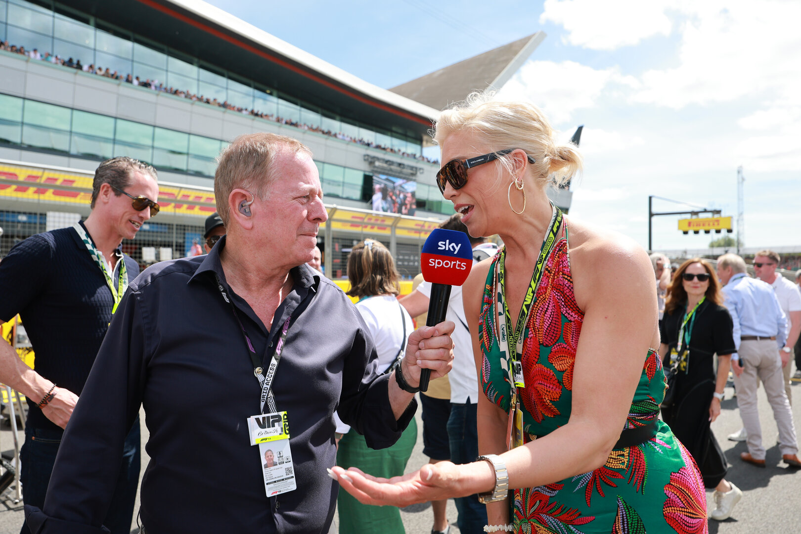 GP GRAN BRETAGNA, (L to R): Martin Brundle (GBR) Sky Sports F1 Commentator with Hannah Waddingham (GBR) Actress e Singer on the grid.
05.07.2026. Formula 1 World Championship, Rd 9, British Grand Prix, Silverstone, England, Gara Day.
- www.xpbimages.com, EMail: requests@xpbimages.com © Copyright: Moy / XPB Images