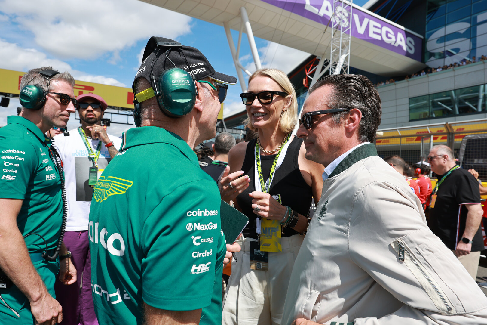 GP GRAN BRETAGNA, Jodie Kidd (GBR) (Centre) e Tom Hartley (GBR) Car Dealer (Right) on the grid.
05.07.2026. Formula 1 World Championship, Rd 9, British Grand Prix, Silverstone, England, Gara Day.
- www.xpbimages.com, EMail: requests@xpbimages.com © Copyright: Moy / XPB Images