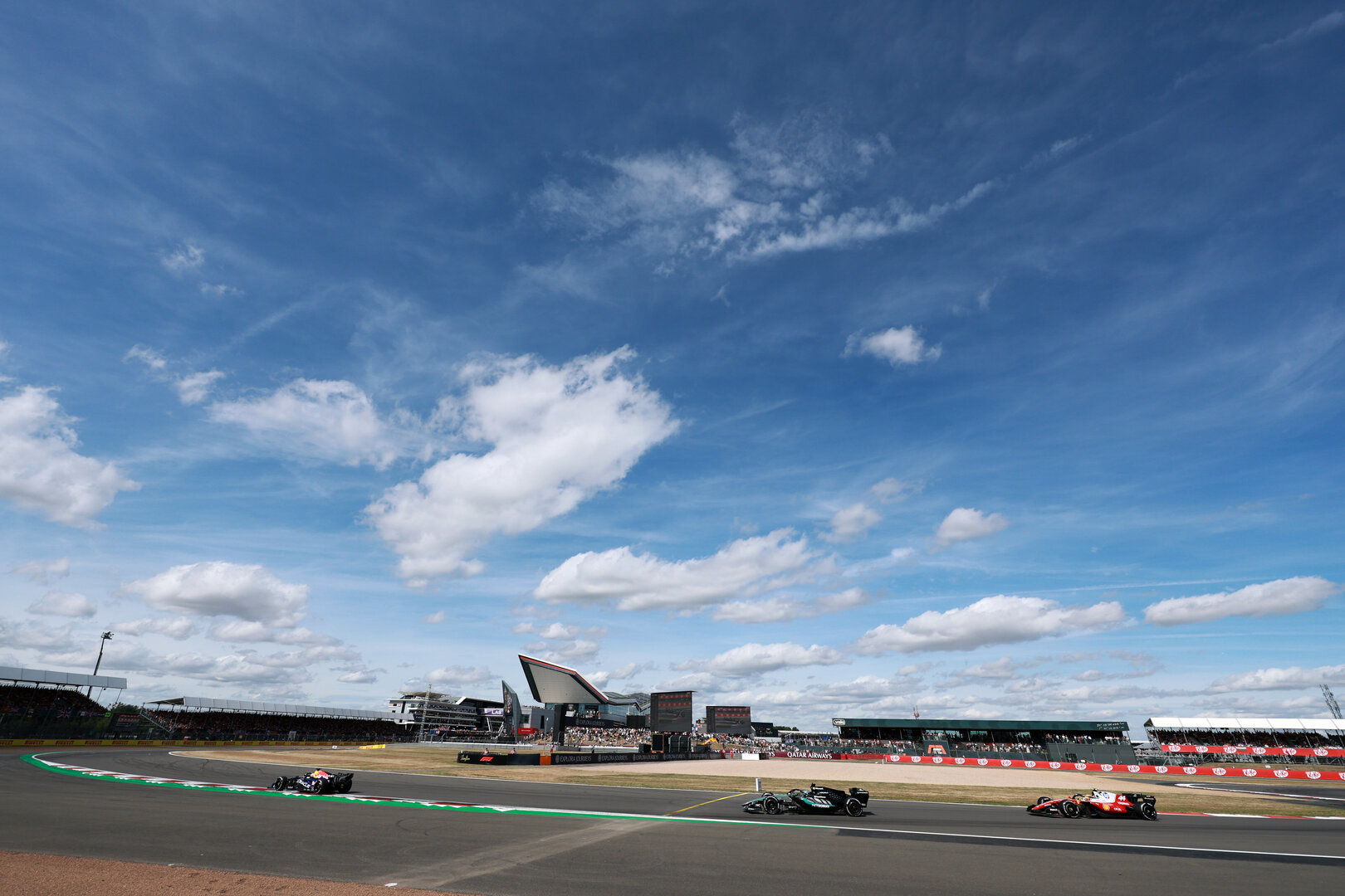 GP GRAN BRETAGNA, Max Verstappen (NLD) Red Bull Racing RB22 davanti a George Russell (GBR) Mercedes AMG Formula One Team W17 e Lewis Hamilton (GBR) Ferrari SF-26.
05.07.2026. Formula 1 World Championship, Rd 9, British Grand Prix, Silverstone, England, Gara Day.
- www.xpbimages.com, EMail: requests@xpbimages.com © Copyright: Moy / XPB Images
