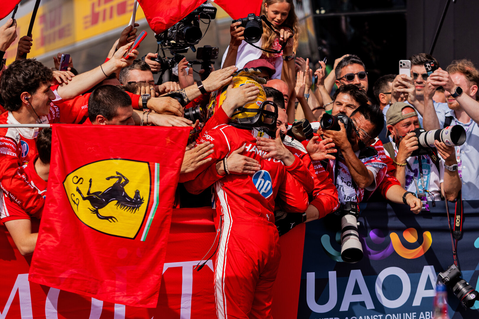 GP GRAN BRETAGNA, Lewis Hamilton (GBR) Ferrari celebrates his third position in parc ferme.
05.07.2026. Formula 1 World Championship, Rd 9, British Grand Prix, Silverstone, England, Gara Day.
 - www.xpbimages.com, EMail: requests@xpbimages.com © Copyright: Denny / XPB Images