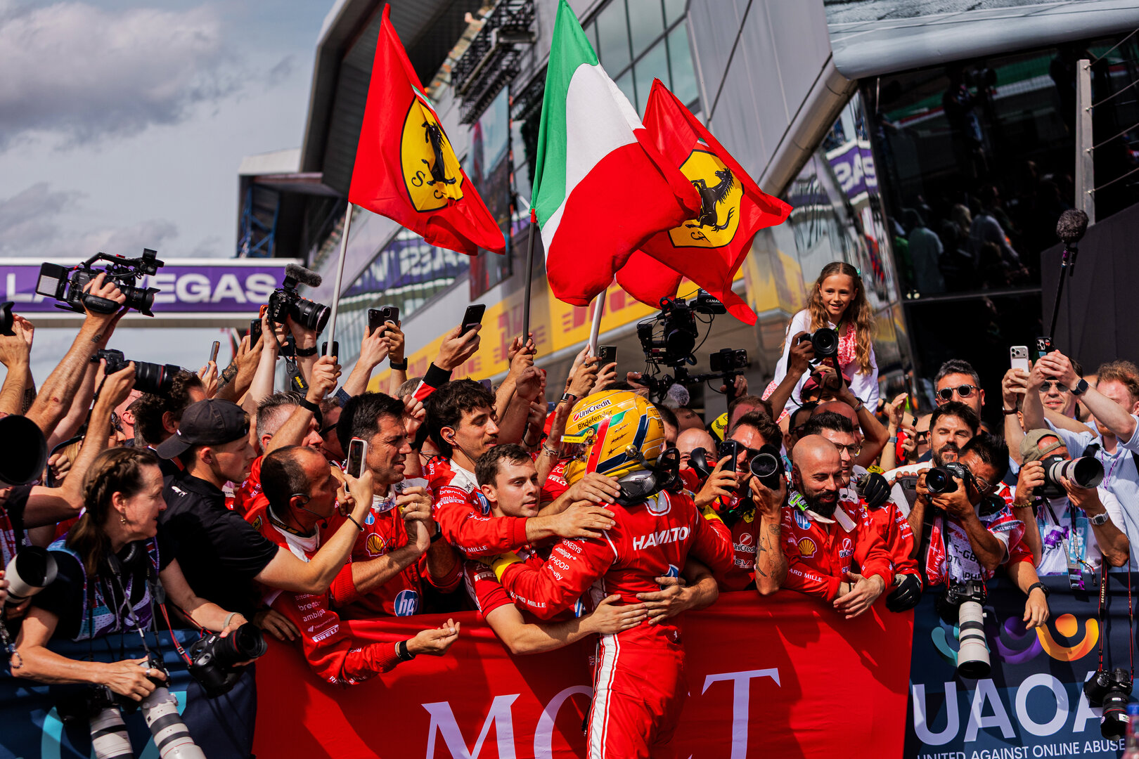 GP GRAN BRETAGNA, Lewis Hamilton (GBR) Ferrari celebrates his third position in parc ferme.
05.07.2026. Formula 1 World Championship, Rd 9, British Grand Prix, Silverstone, England, Gara Day.
 - www.xpbimages.com, EMail: requests@xpbimages.com © Copyright: Denny / XPB Images