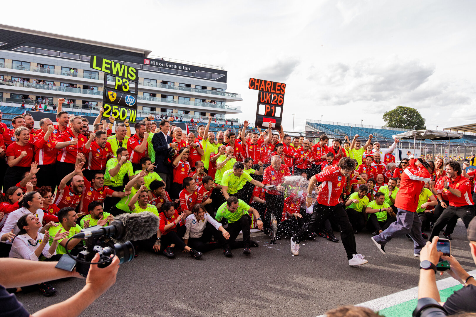 GP GRAN BRETAGNA, Gara winner Charles Leclerc (MON) Ferrari e third placed Lewis Hamilton (GBR) Ferrari celebrate with the team.
05.07.2026. Formula 1 World Championship, Rd 9, British Grand Prix, Silverstone, England, Gara Day.
 - www.xpbimages.com, EMail: requests@xpbimages.com © Copyright: Denny / XPB Images