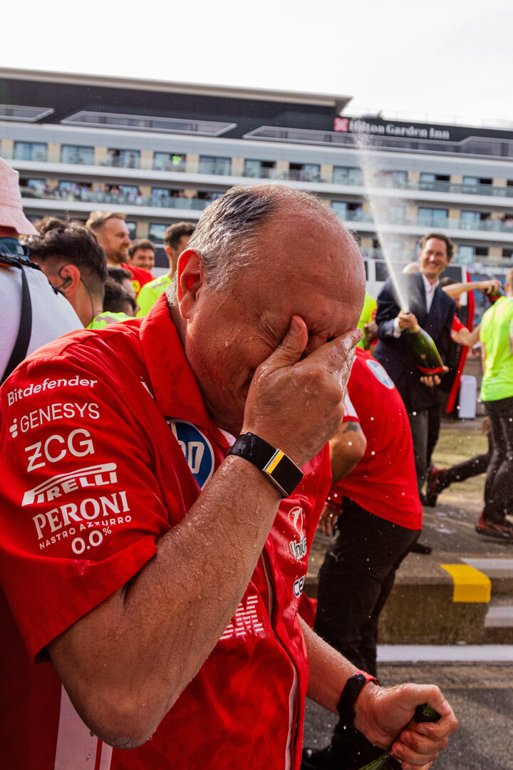 GP GRAN BRETAGNA, Frederic Vasseur (FRA) Ferrari Team Principal celebrates with the team.
05.07.2026. Formula 1 World Championship, Rd 9, British Grand Prix, Silverstone, England, Gara Day.
- www.xpbimages.com, EMail: requests@xpbimages.com © Copyright: Denny / XPB Images