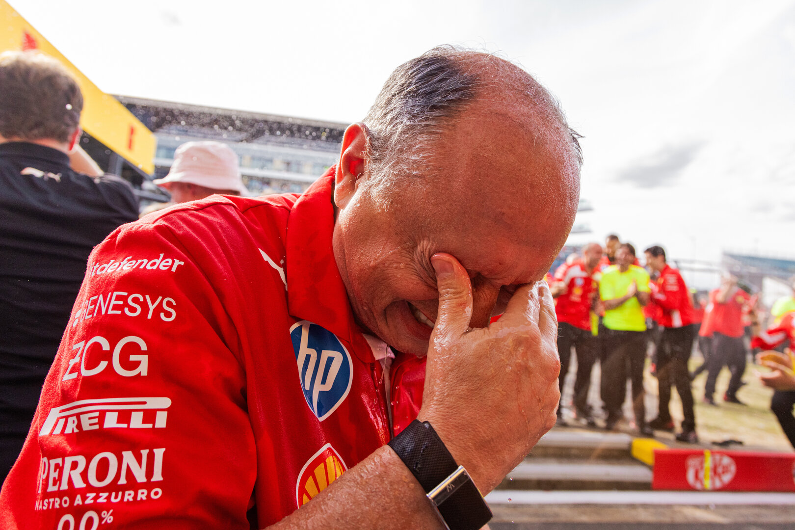GP GRAN BRETAGNA, Frederic Vasseur (FRA) Ferrari Team Principal celebrates with the team.
05.07.2026. Formula 1 World Championship, Rd 9, British Grand Prix, Silverstone, England, Gara Day.
- www.xpbimages.com, EMail: requests@xpbimages.com © Copyright: Denny / XPB Images