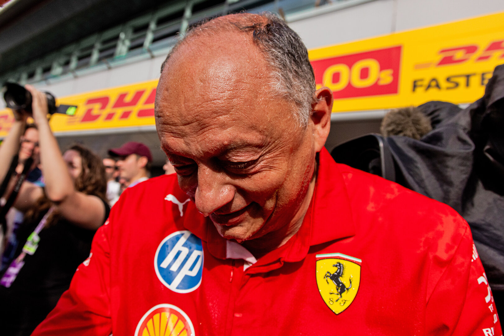 GP GRAN BRETAGNA, Frederic Vasseur (FRA) Ferrari Team Principal celebrates with the team.
05.07.2026. Formula 1 World Championship, Rd 9, British Grand Prix, Silverstone, England, Gara Day.
 - www.xpbimages.com, EMail: requests@xpbimages.com © Copyright: Denny / XPB Images
