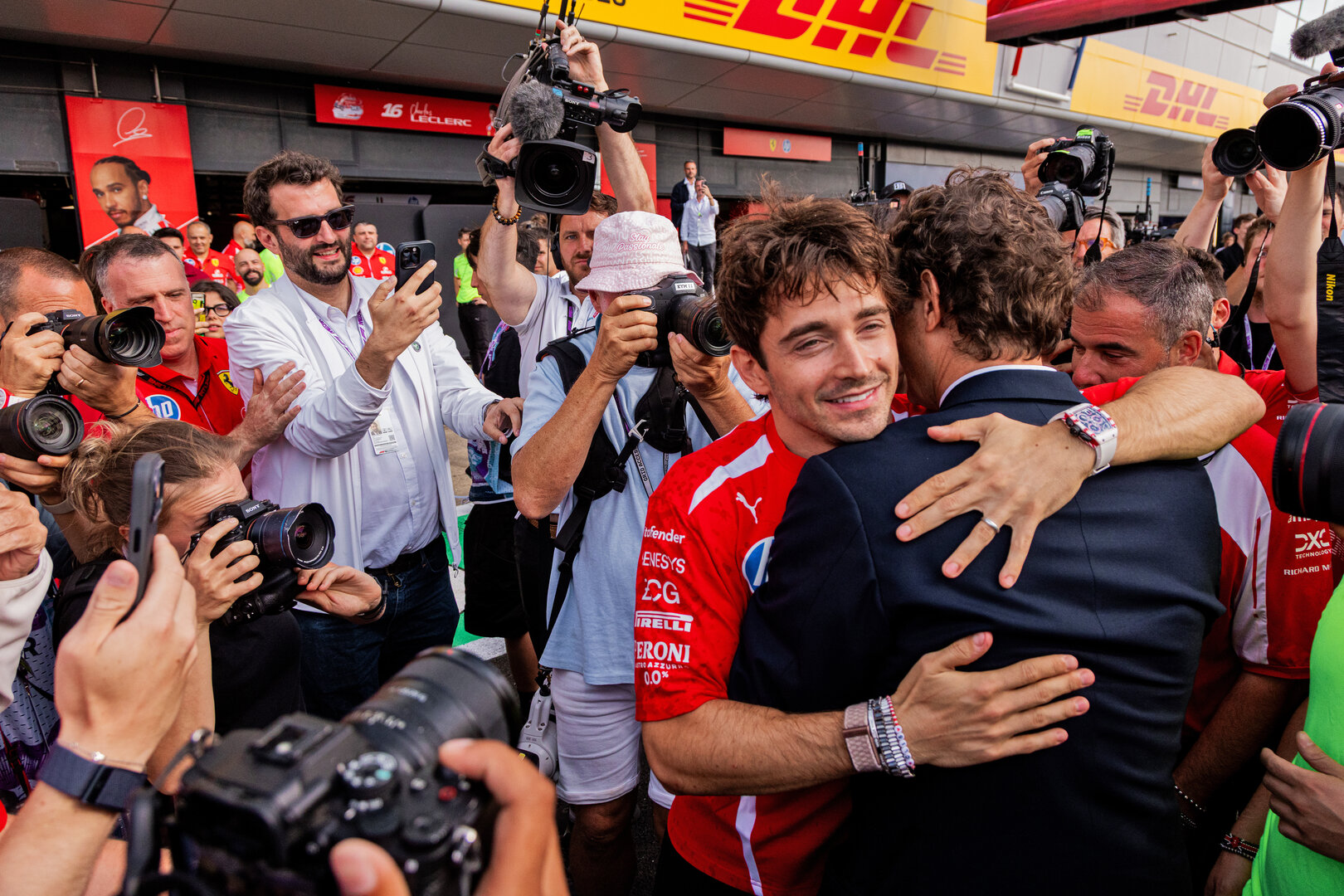 GP GRAN BRETAGNA, (L to R): Gara winner Charles Leclerc (MON) Ferrari celebrates with John Elkann (ITA) FIAT Chrysler Automobiles Chairman e the team.
05.07.2026. Formula 1 World Championship, Rd 9, British Grand Prix, Silverstone, England, Gara Day.
 - www.xpbimages.com, EMail: requests@xpbimages.com © Copyright: Denny / XPB Images