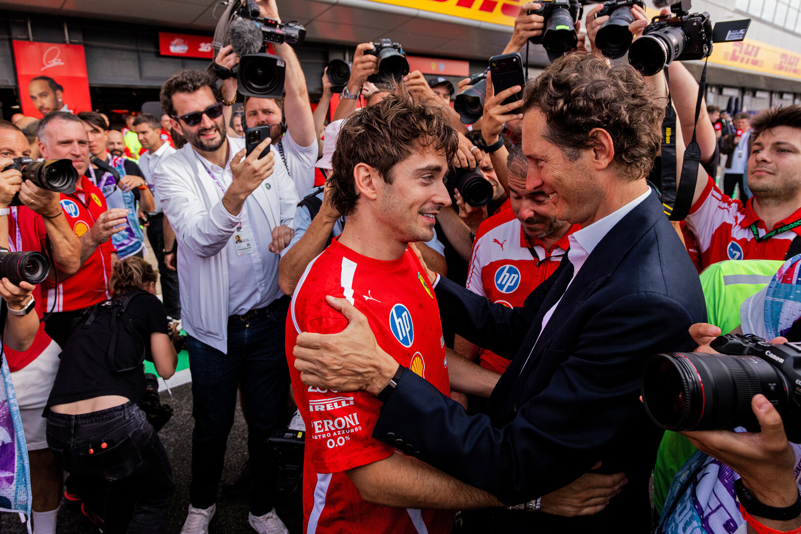 GP GRAN BRETAGNA, (L to R): Gara winner Charles Leclerc (MON) Ferrari celebrates with John Elkann (ITA) FIAT Chrysler Automobiles Chairman e the team.
05.07.2026. Formula 1 World Championship, Rd 9, British Grand Prix, Silverstone, England, Gara Day.
 - www.xpbimages.com, EMail: requests@xpbimages.com © Copyright: Denny / XPB Images