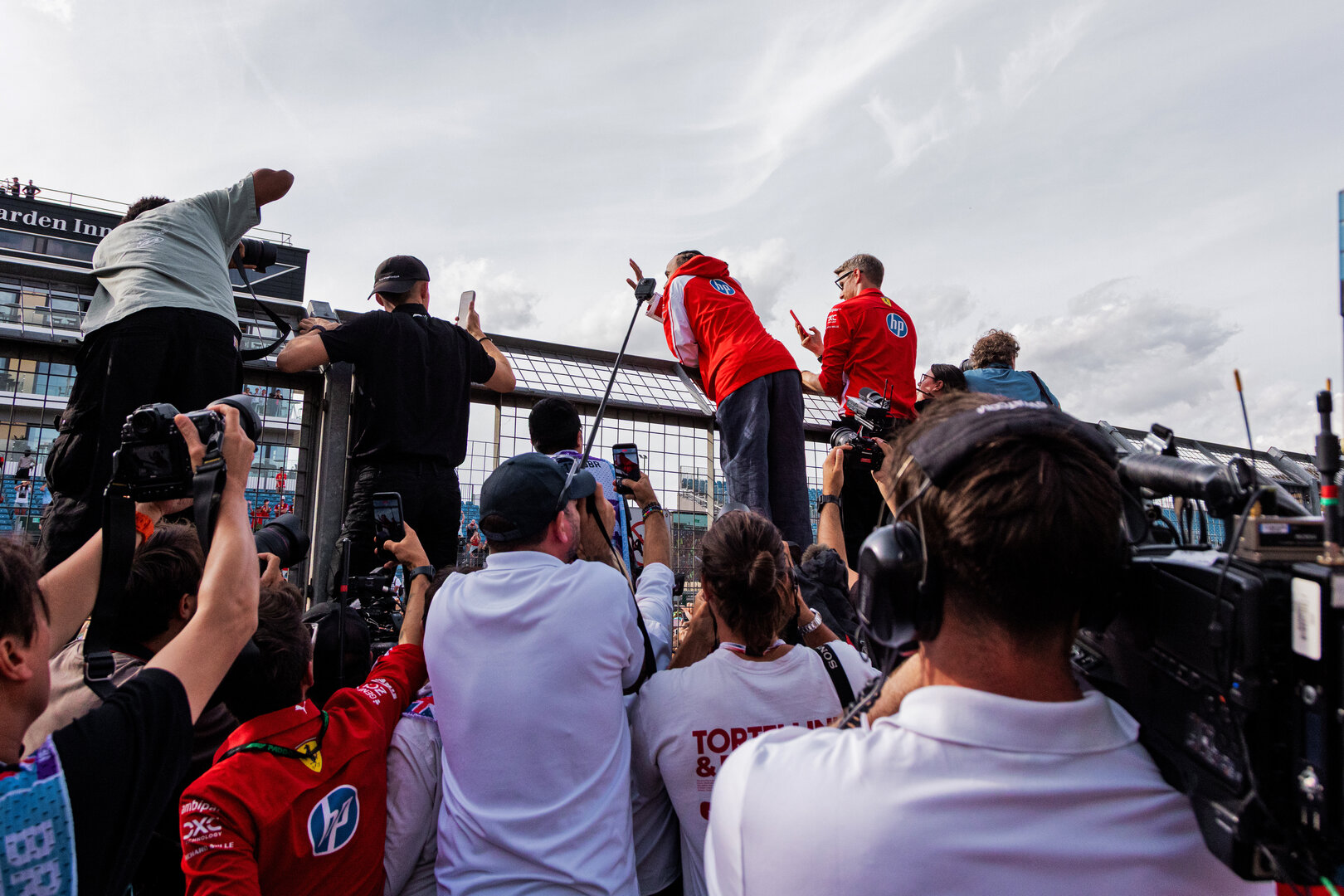 GP GRAN BRETAGNA, Lewis Hamilton (GBR) Ferrari celebrates with the fans.
05.07.2026. Formula 1 World Championship, Rd 9, British Grand Prix, Silverstone, England, Gara Day.
 - www.xpbimages.com, EMail: requests@xpbimages.com © Copyright: Denny / XPB Images