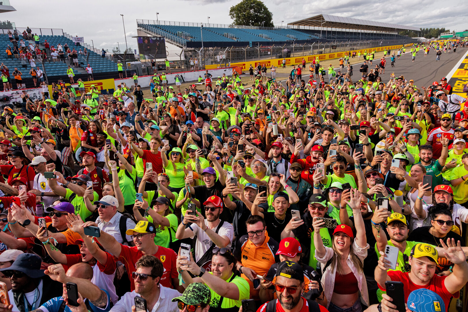 GP GRAN BRETAGNA, Circuit Atmosfera - fans on the circuit.
05.07.2026. Formula 1 World Championship, Rd 9, British Grand Prix, Silverstone, England, Gara Day.
 - www.xpbimages.com, EMail: requests@xpbimages.com © Copyright: Denny / XPB Images