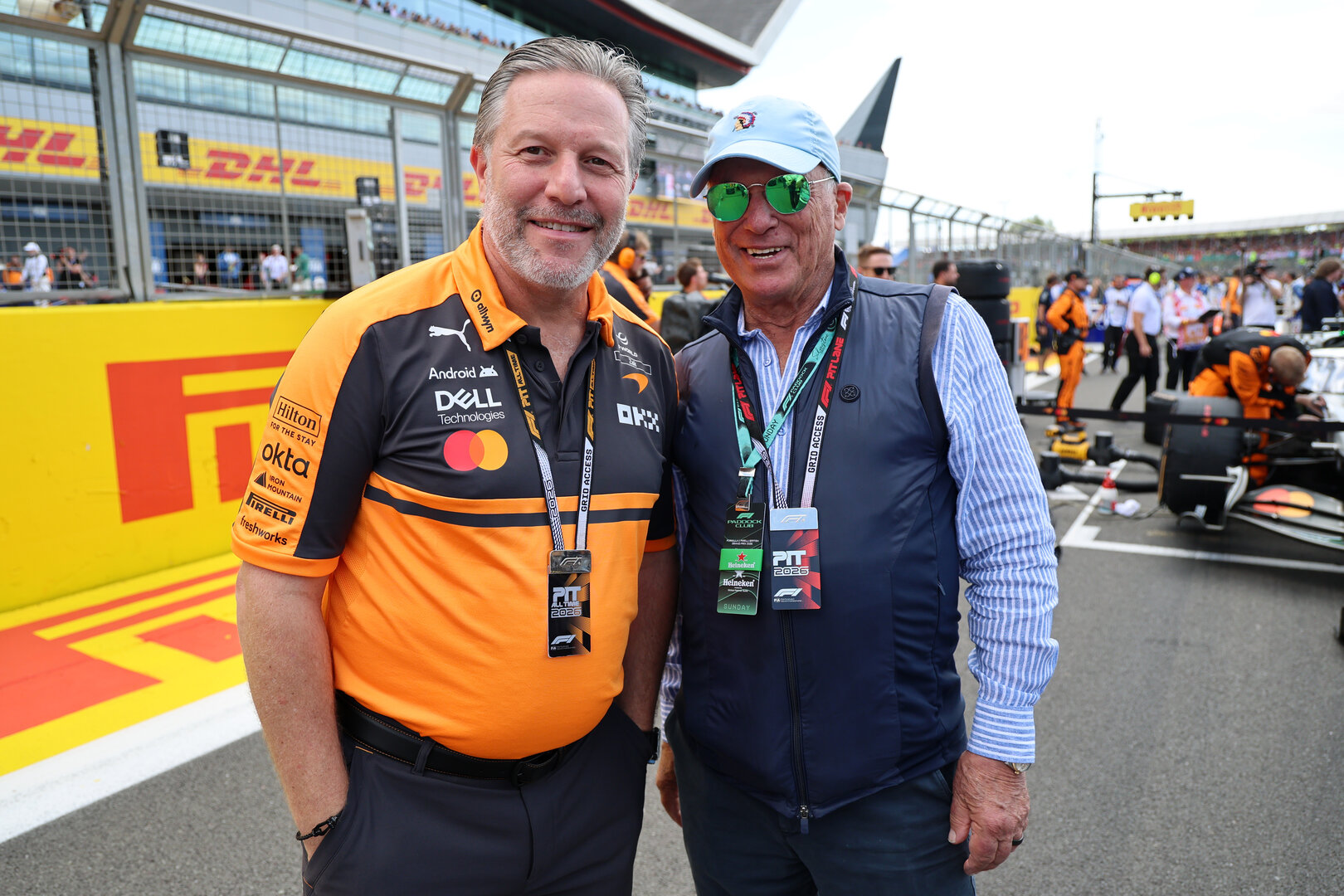 GP GRAN BRETAGNA, Zak Brown (USA) McLaren F1 Team Executive Director with a guest on the grid.
05.07.2026. Formula 1 World Championship, Rd 9, British Grand Prix, Silverstone, England, Gara Day.
- www.xpbimages.com, EMail: requests@xpbimages.com © Copyright: Batchelor / XPB Images