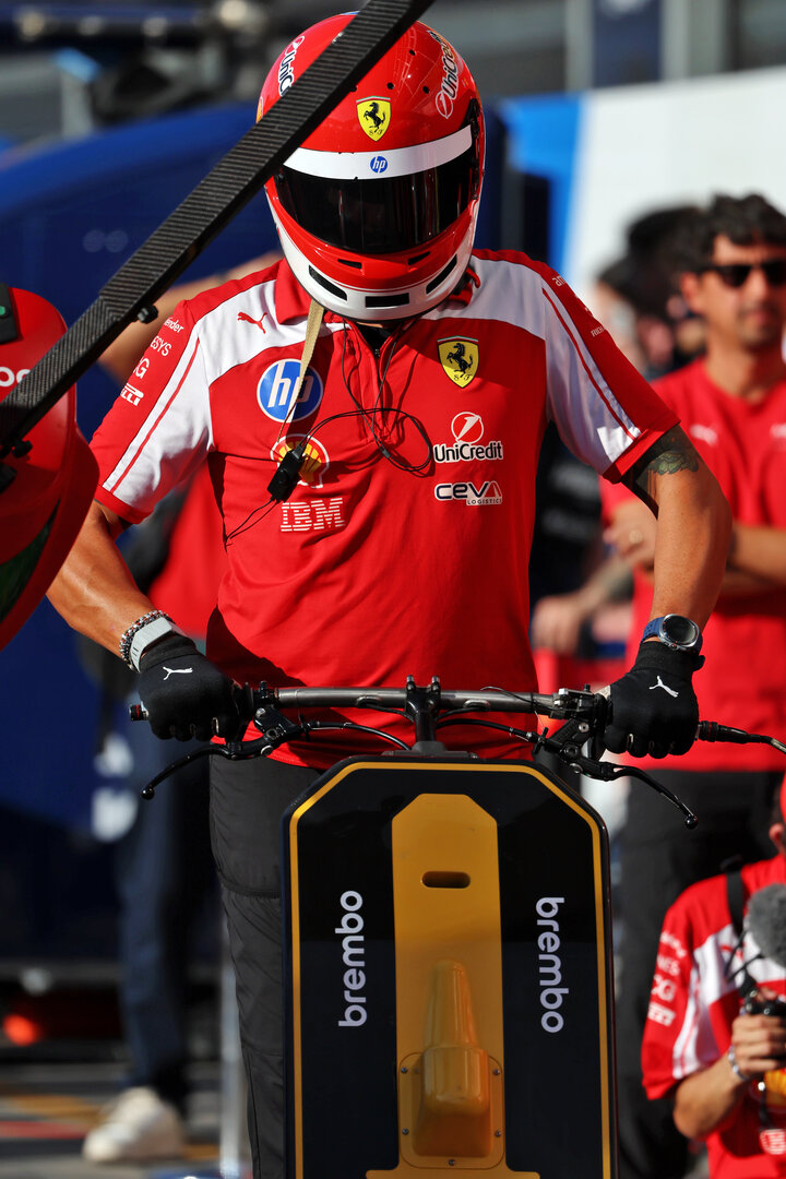 GP ITALIA, Ferrari meccanici practice pit stops.
03.09.2026. Formula 1 World Championship, Rd 13, Italian Grand Prix, Monza, Italy, Preparation Day.
 - www.xpbimages.com, EMail: requests@xpbimages.com © Copyright:  Rew / XPB Images