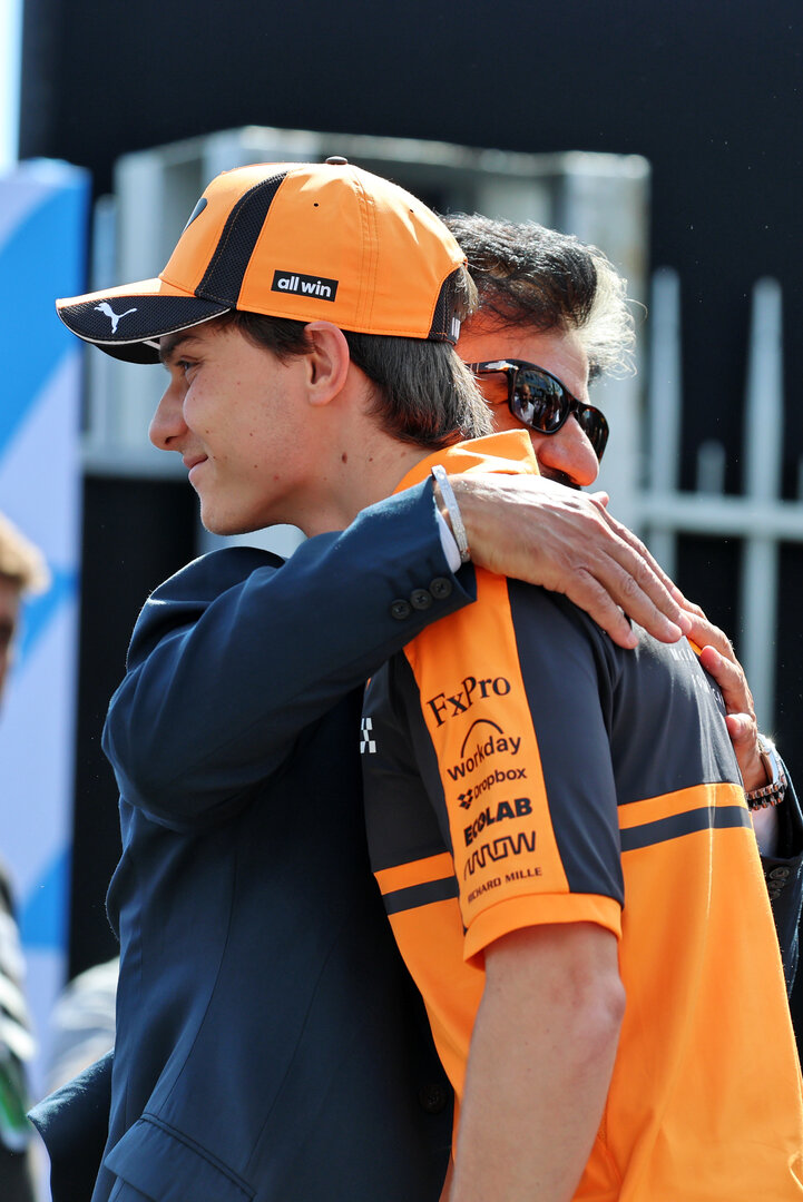GP ITALIA, (L to R): Mohammed Bin Sulayem (UAE) FIA President with Oscar Piastri (AUS) McLaren F1 Team.
05.09.2026. Formula 1 World Championship, Rd 13, Italian Grand Prix, Monza, Italy, Qualifiche Day.
- www.xpbimages.com, EMail: requests@xpbimages.com © Copyright: Batchelor / XPB Images