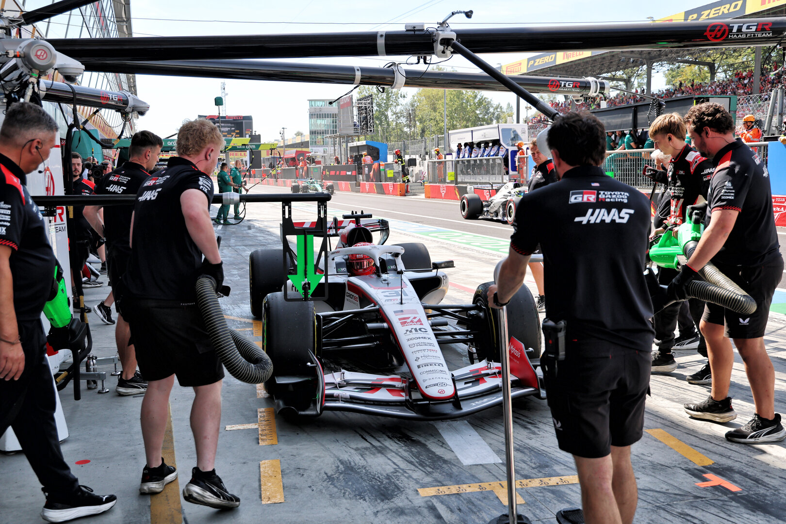 GP ITALIA, Esteban Ocon (FRA) Haas F1 Team VF-26 in the pits.
05.09.2026. Formula 1 World Championship, Rd 13, Italian Grand Prix, Monza, Italy, Qualifiche Day.
- www.xpbimages.com, EMail: requests@xpbimages.com © Copyright: Batchelor / XPB Images