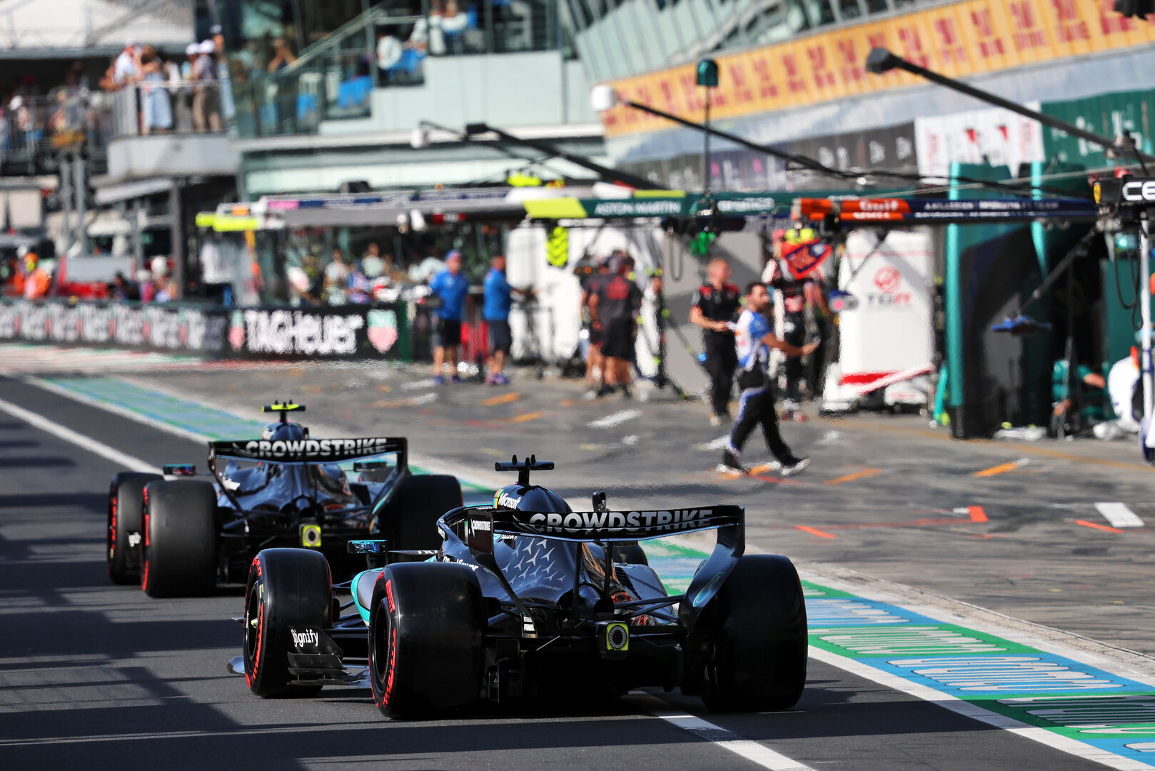 GP ITALIA, George Russell (GBR) Mercedes AMG Formula One Team W17 e Andrea Kimi Antonelli (ITA) Mercedes AMG Formula One Team W17 leave the pits.
05.09.2026. Formula 1 World Championship, Rd 13, Italian Grand Prix, Monza, Italy, Qualifiche Day.
- www.xpbimages.com, EMail: requests@xpbimages.com © Copyright: Batchelor / XPB Images