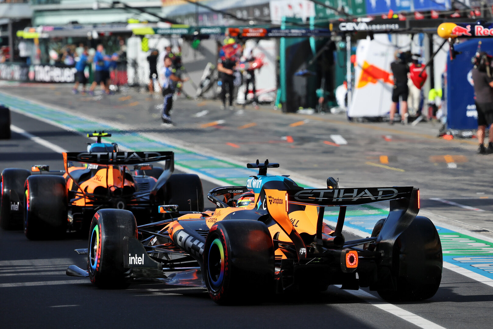 GP ITALIA, Lando Norris (GBR) McLaren F1 Team MCL40 e Oscar Piastri (AUS) McLaren F1 Team MCL40 leave the pits.
05.09.2026. Formula 1 World Championship, Rd 13, Italian Grand Prix, Monza, Italy, Qualifiche Day.
- www.xpbimages.com, EMail: requests@xpbimages.com © Copyright: Batchelor / XPB Images