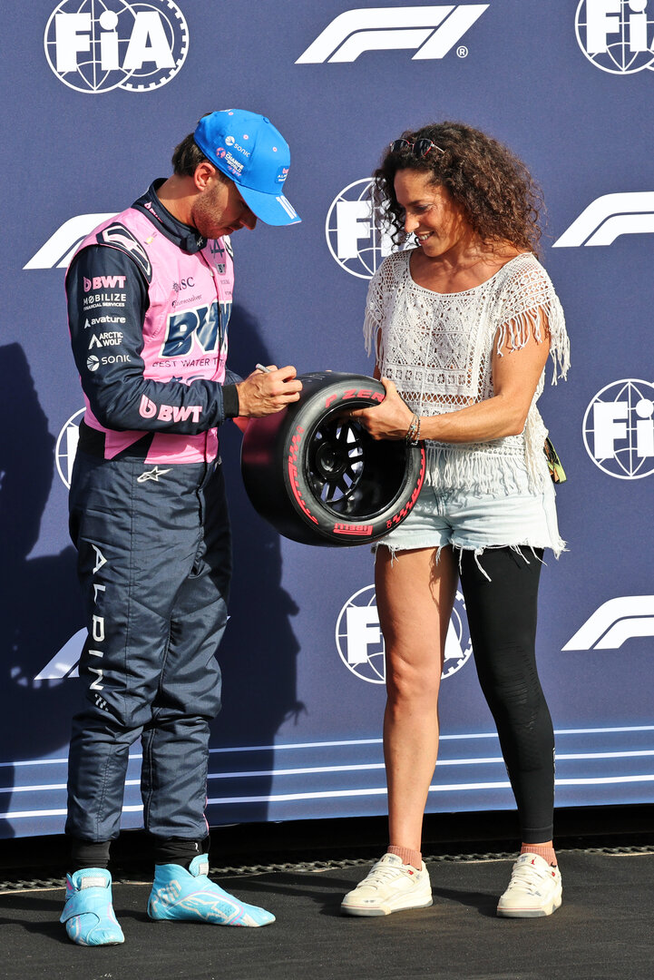 GP ITALIA, (L to R): Pierre Gasly (FRA) Alpine F1 Team is presented with the Pirelli Pole Position Award by Federica Brignone (ITA) Alpine Ski Garar.
05.09.2026. Formula 1 World Championship, Rd 13, Italian Grand Prix, Monza, Italy, Qualifiche Day.
- www.xpbimages.com, EMail: requests@xpbimages.com © Copyright: Batchelor / XPB Images
