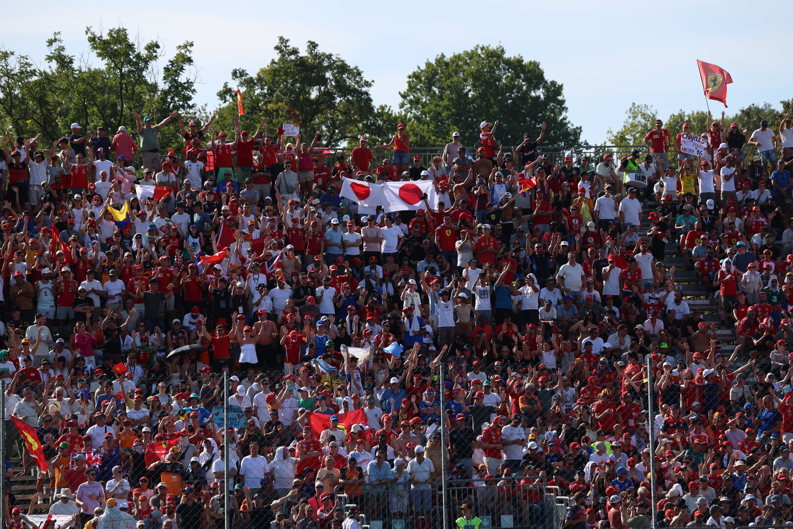 GP ITALIA, Circuit Atmosfera - fans in the grandstand.
05.09.2026. Formula 1 World Championship, Rd 13, Italian Grand Prix, Monza, Italy, Qualifiche Day.
 - www.xpbimages.com, EMail: requests@xpbimages.com © Copyright:  Rew / XPB Images