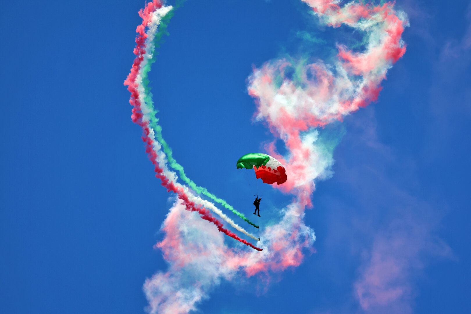 GP ITALIA, Circuit Atmosfera - an Italian parachutist.
06.09.2026. Formula 1 World Championship, Rd 13, Italian Grand Prix, Monza, Italy, Gara Day.
 - www.xpbimages.com, EMail: requests@xpbimages.com © Copyright:  Rew / XPB Images
