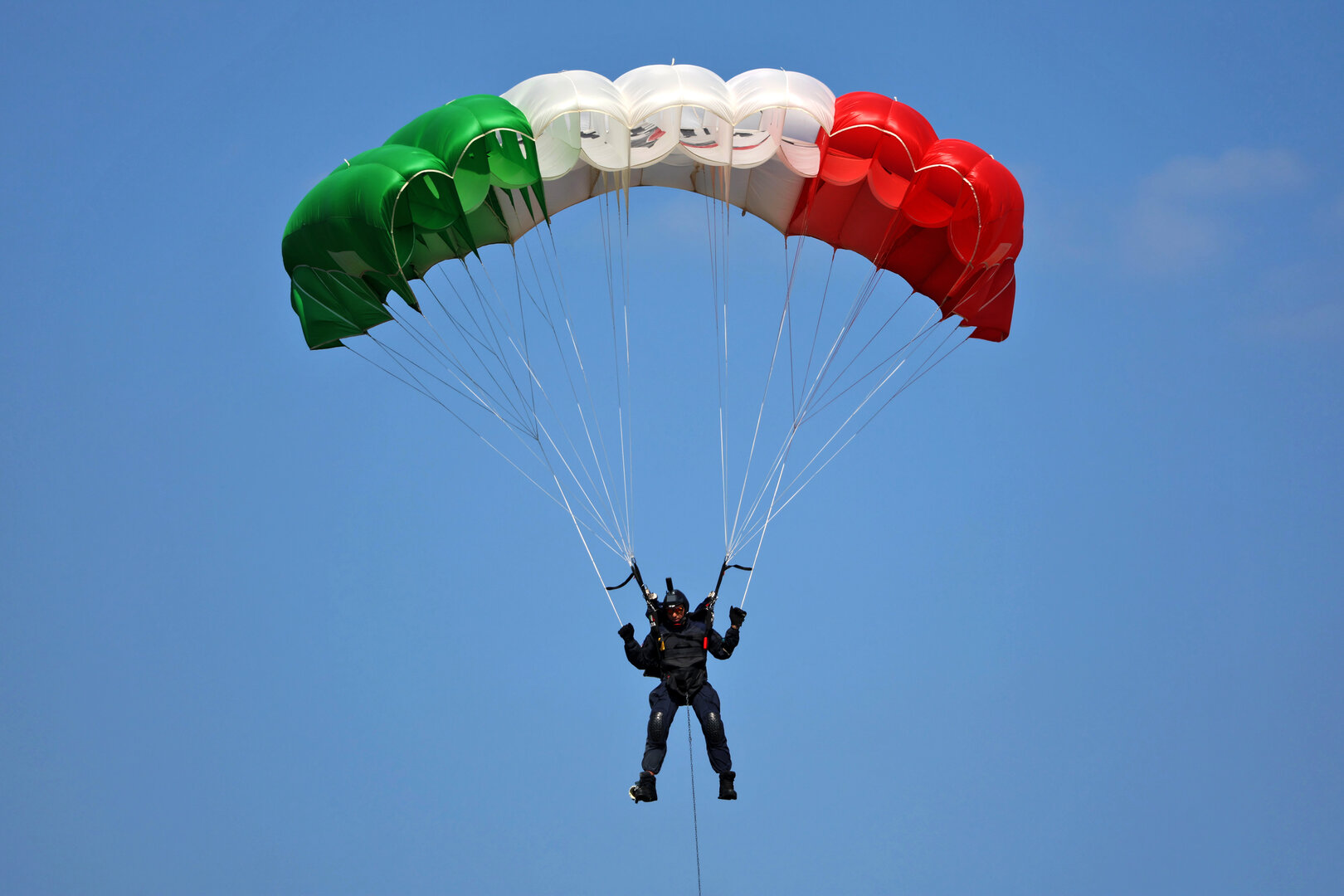 GP ITALIA, Circuit Atmosfera - an Italian parachutist.
06.09.2026. Formula 1 World Championship, Rd 13, Italian Grand Prix, Monza, Italy, Gara Day.
 - www.xpbimages.com, EMail: requests@xpbimages.com © Copyright:  Rew / XPB Images