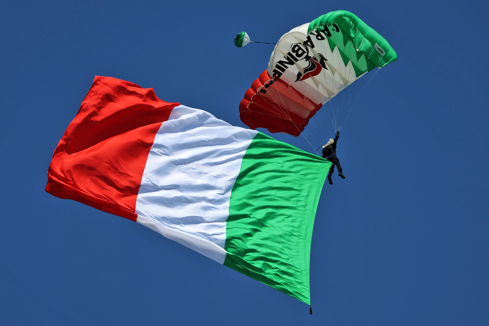 GP ITALIA, Circuit Atmosfera - an Italian parachutist.
06.09.2026. Formula 1 World Championship, Rd 13, Italian Grand Prix, Monza, Italy, Gara Day.
 - www.xpbimages.com, EMail: requests@xpbimages.com © Copyright:  Rew / XPB Images
