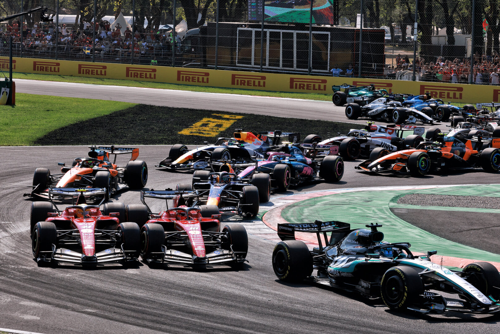 GP ITALIA, George Russell (GBR) Mercedes AMG Formula One Team W17 davanti a Charles Leclerc (MON) Ferrari SF-26 e Lewis Hamilton (GBR) Ferrari SF-26 at the partenza of the race.
06.09.2026. Formula 1 World Championship, Rd 13, Italian Grand Prix, Monza, Italy, Gara Day.
- www.xpbimages.com, EMail: requests@xpbimages.com © Copyright: Charniaux / XPB Images