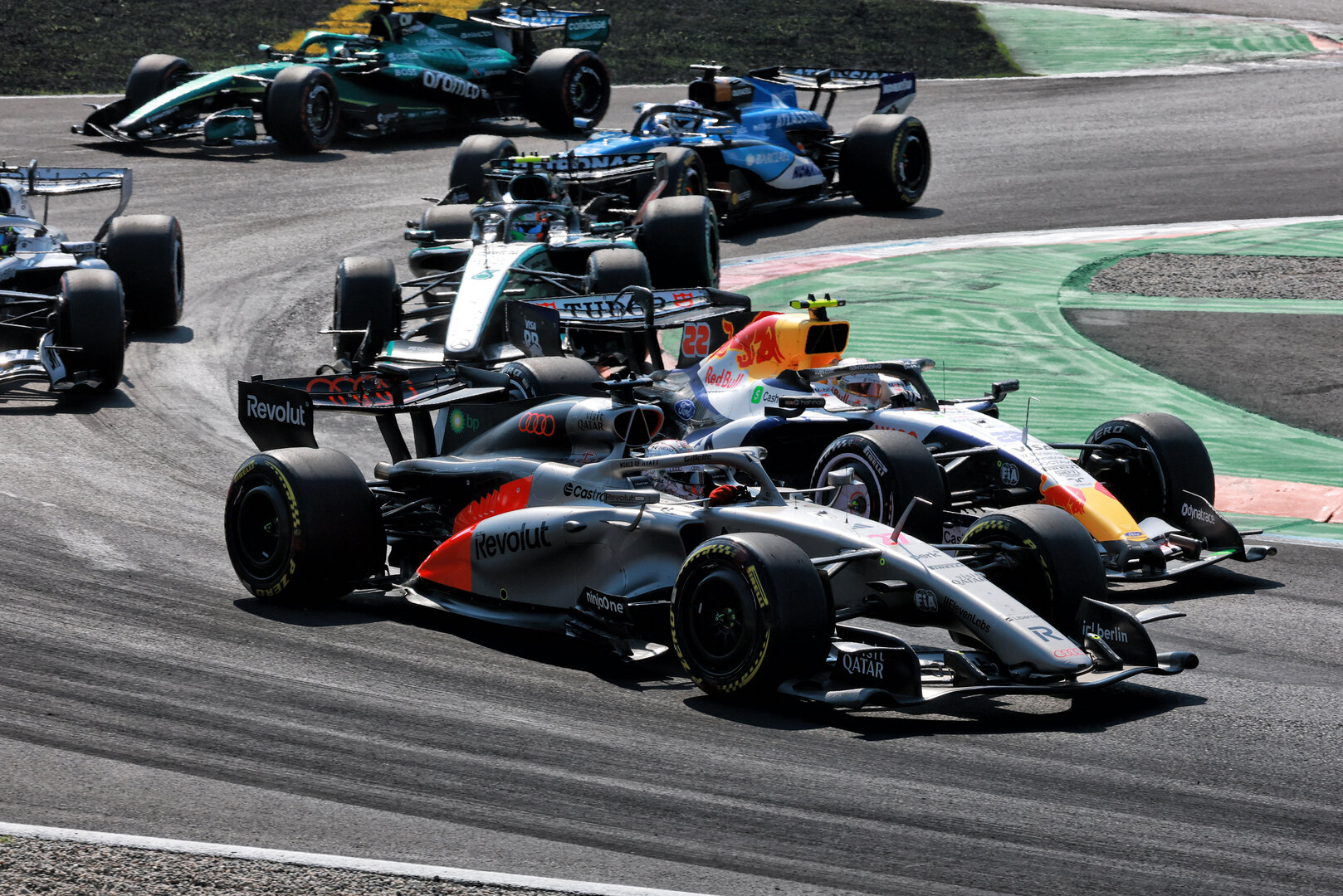 GP ITALIA, Nico Hulkenberg (GER) Audi F1 Team R26 e Yuki Tsunoda (JPN) Racing Bulls Formula One Team VCARB 03 Reserve Driver at the partenza of the race.
06.09.2026. Formula 1 World Championship, Rd 13, Italian Grand Prix, Monza, Italy, Gara Day.
- www.xpbimages.com, EMail: requests@xpbimages.com © Copyright: Charniaux / XPB Images