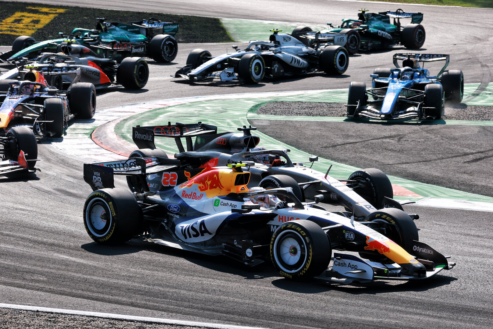 GP ITALIA, Yuki Tsunoda (JPN) Racing Bulls Formula One Team VCARB 03 Reserve Driver e Nico Hulkenberg (GER) Audi F1 Team R26 at the repartenza of the race.
06.09.2026. Formula 1 World Championship, Rd 13, Italian Grand Prix, Monza, Italy, Gara Day.
- www.xpbimages.com, EMail: requests@xpbimages.com © Copyright: Charniaux / XPB Images