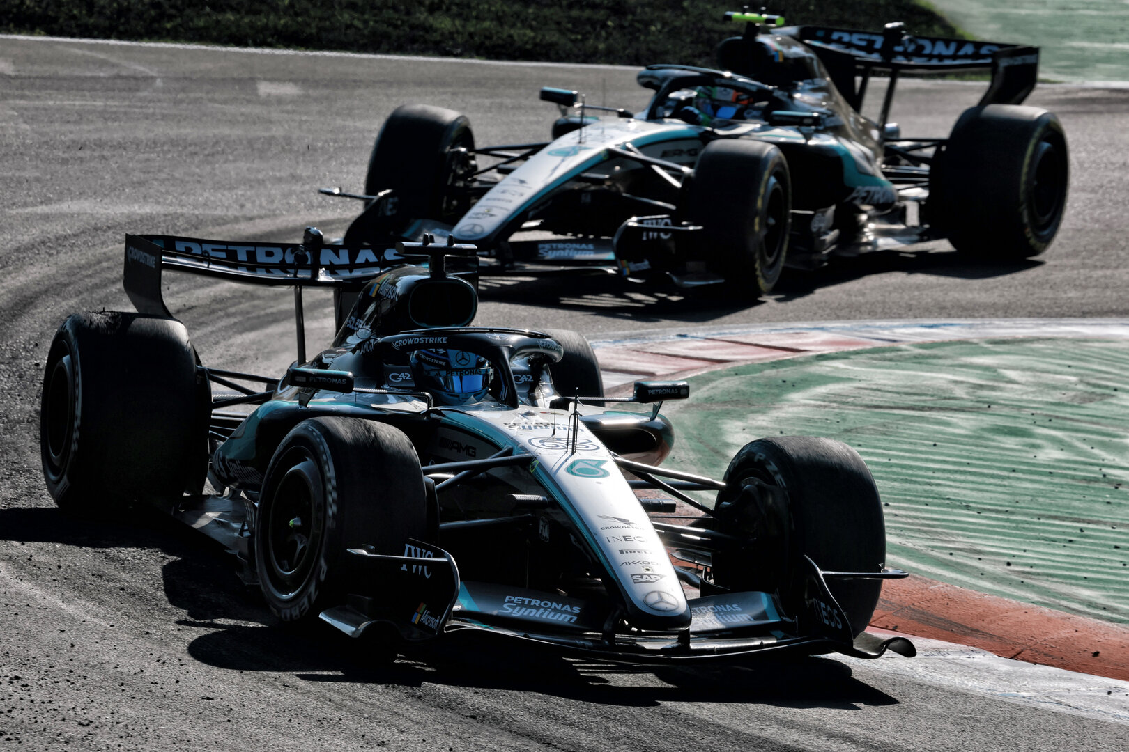 GP ITALIA, George Russell (GBR) Mercedes AMG Formula One Team W17 davanti a team mate Andrea Kimi Antonelli (ITA) Mercedes AMG Formula One Team W17.
06.09.2026. Formula 1 World Championship, Rd 13, Italian Grand Prix, Monza, Italy, Gara Day.
- www.xpbimages.com, EMail: requests@xpbimages.com © Copyright: Charniaux / XPB Images