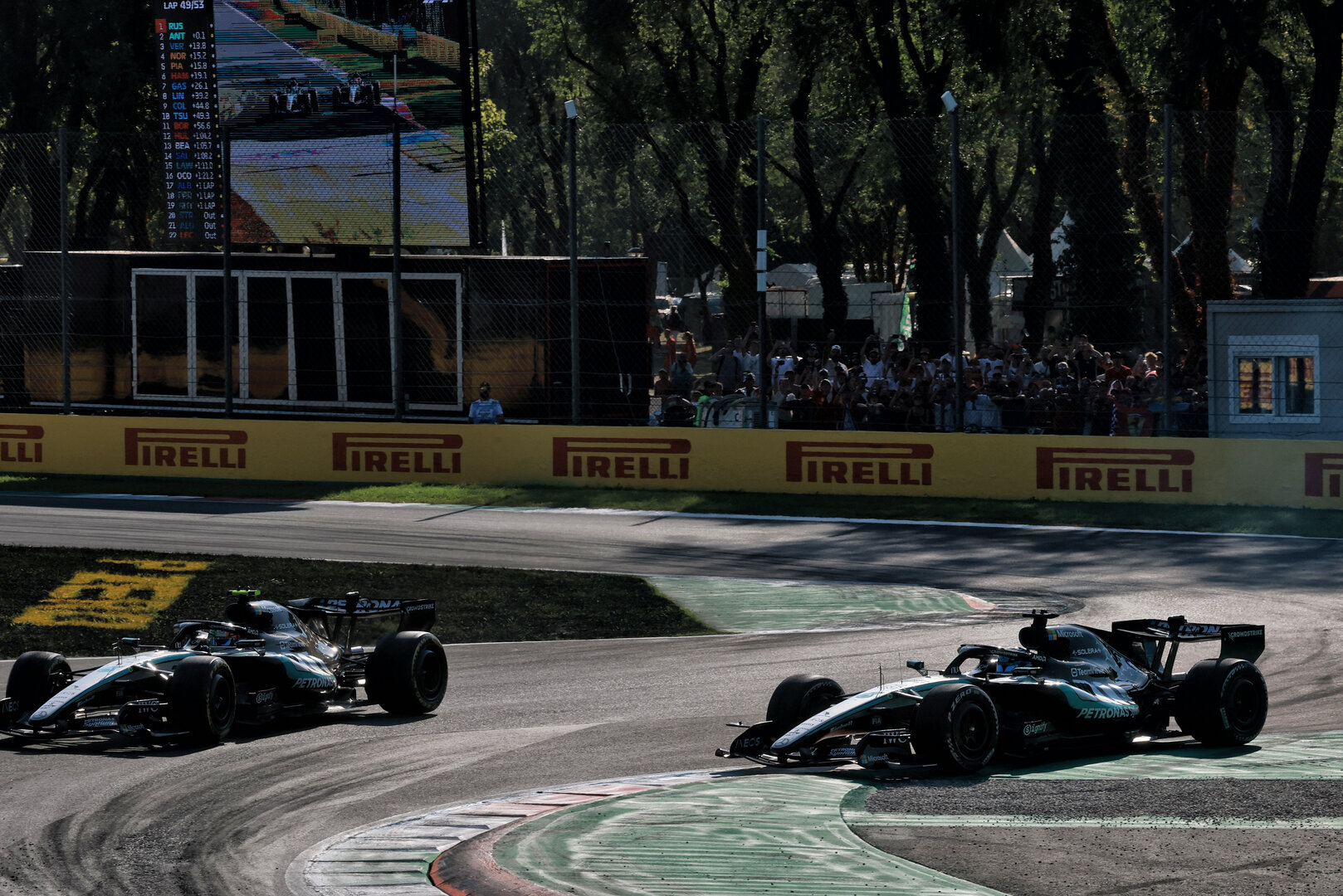 GP ITALIA, Andrea Kimi Antonelli (ITA) Mercedes AMG Formula One Team W17 e team mate George Russell (GBR) Mercedes AMG Formula One Team W17 battle for the lead of the race.
06.09.2026. Formula 1 World Championship, Rd 13, Italian Grand Prix, Monza, Italy, Gara Day.
- www.xpbimages.com, EMail: requests@xpbimages.com © Copyright: Charniaux / XPB Images