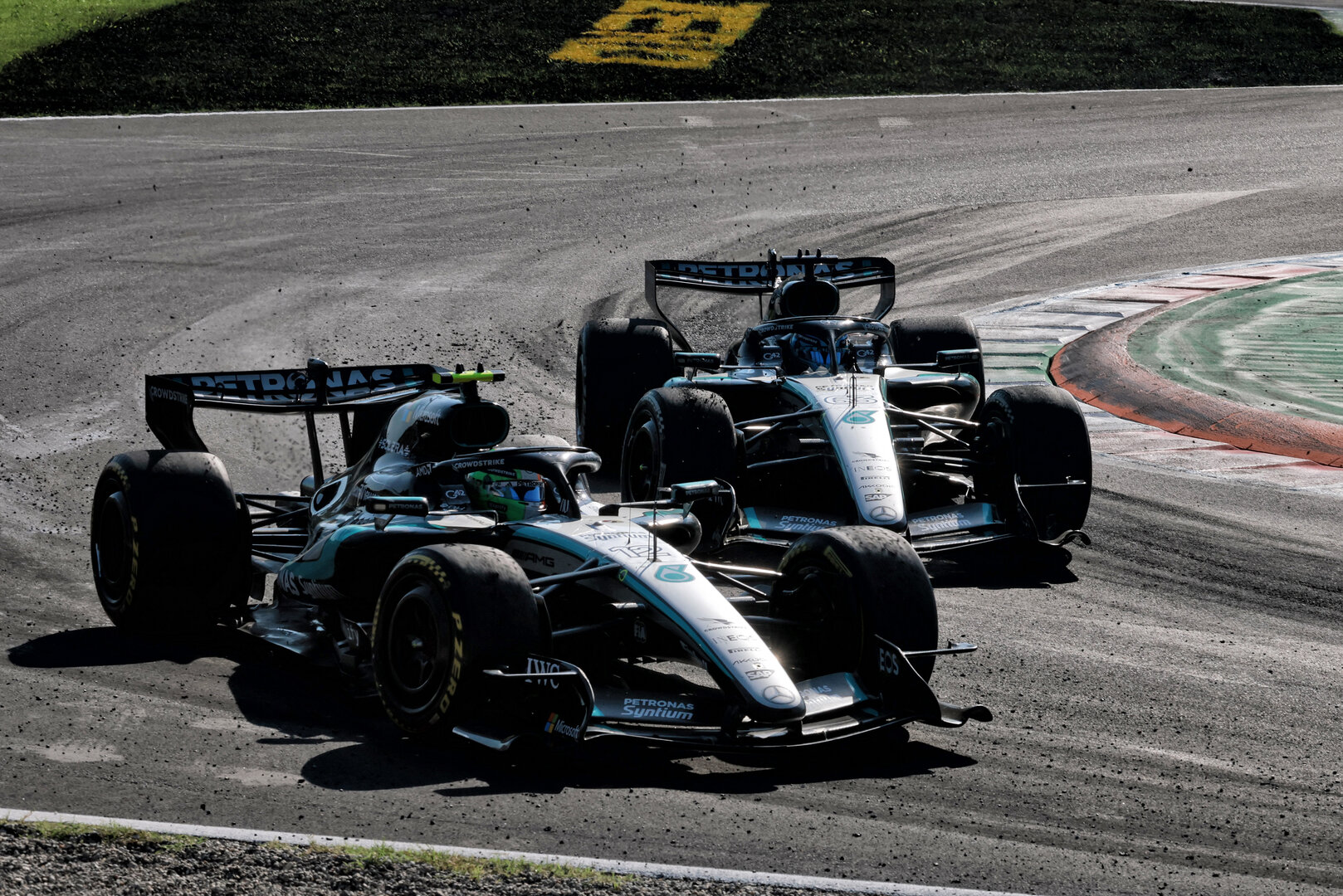 GP ITALIA, Andrea Kimi Antonelli (ITA) Mercedes AMG Formula One Team W17 e team mate George Russell (GBR) Mercedes AMG Formula One Team W17 battle for the lead of the race.
06.09.2026. Formula 1 World Championship, Rd 13, Italian Grand Prix, Monza, Italy, Gara Day.
- www.xpbimages.com, EMail: requests@xpbimages.com © Copyright: Charniaux / XPB Images