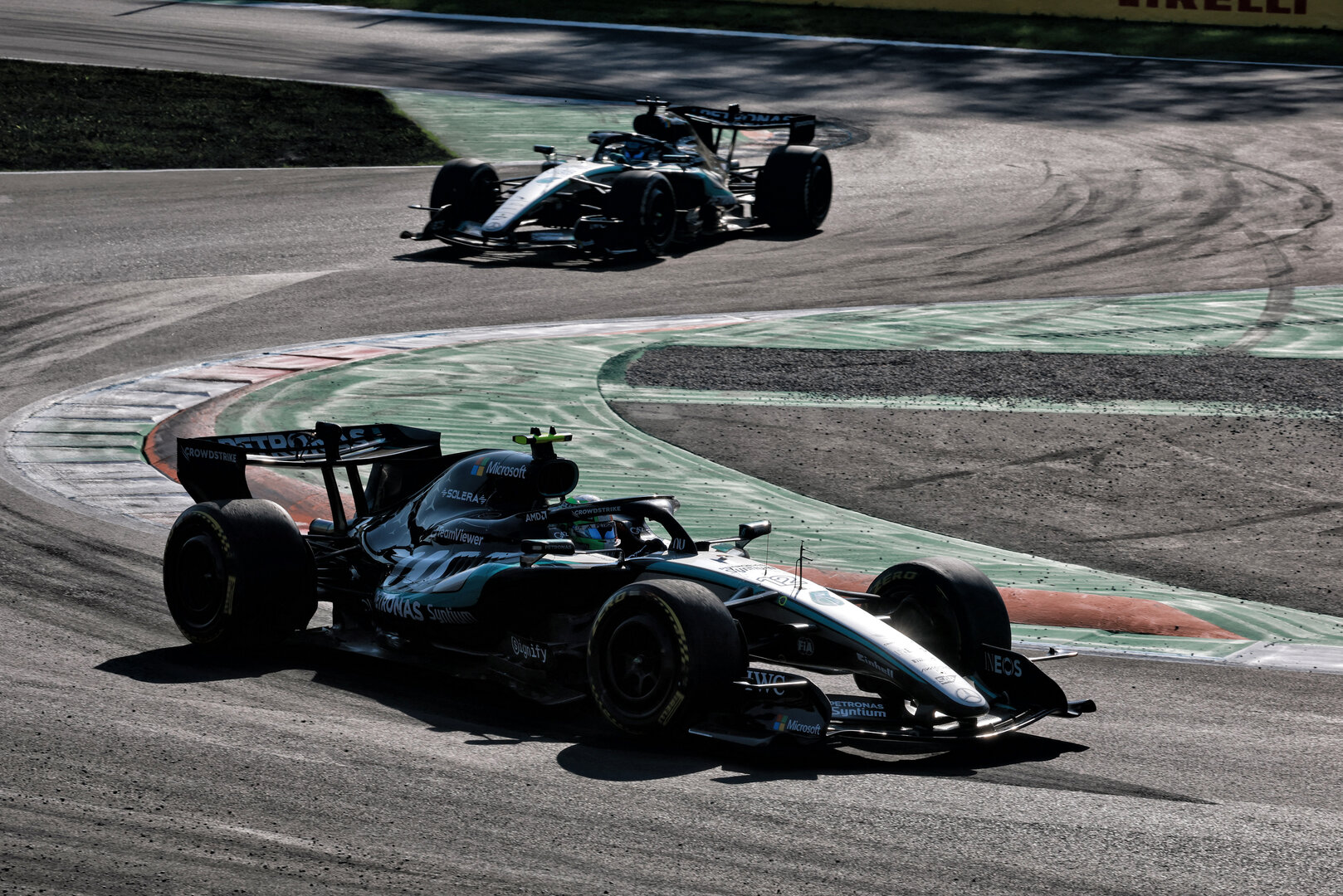 GP ITALIA, Andrea Kimi Antonelli (ITA) Mercedes AMG Formula One Team W17 davanti a team mate George Russell (GBR) Mercedes AMG Formula One Team W17.
06.09.2026. Formula 1 World Championship, Rd 13, Italian Grand Prix, Monza, Italy, Gara Day.
- www.xpbimages.com, EMail: requests@xpbimages.com © Copyright: Charniaux / XPB Images