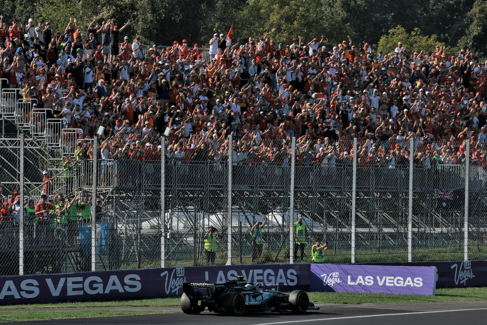 GP ITALIA, Gara winner Andrea Kimi Antonelli (ITA) Mercedes AMG Formula One Team W17 celebrates at the end of the race.
06.09.2026. Formula 1 World Championship, Rd 13, Italian Grand Prix, Monza, Italy, Gara Day.
- www.xpbimages.com, EMail: requests@xpbimages.com © Copyright: Charniaux / XPB Images