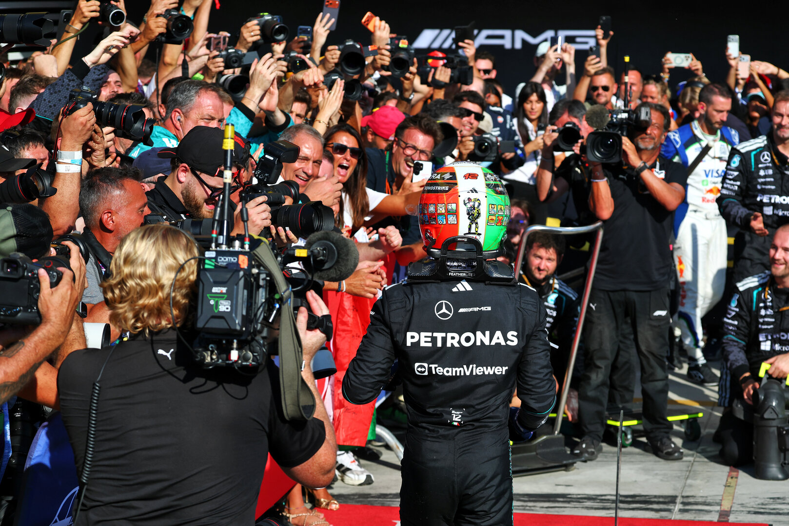 GP ITALIA, Gara winner Andrea Kimi Antonelli (ITA) Mercedes AMG Formula One Team celebrates with his family e the team in parc ferme.
06.09.2026. Formula 1 World Championship, Rd 13, Italian Grand Prix, Monza, Italy, Gara Day.
- www.xpbimages.com, EMail: requests@xpbimages.com © Copyright: Bearne / XPB Images
