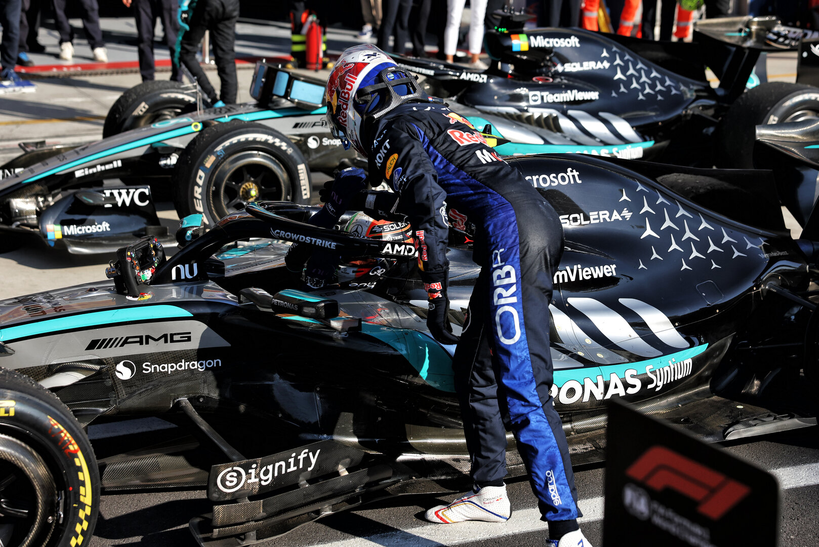 GP ITALIA, Gara winner Andrea Kimi Antonelli (ITA) Mercedes AMG Formula One Team W17 celebrates with Max Verstappen (NLD) Red Bull Racing in parc ferme.
06.09.2026. Formula 1 World Championship, Rd 13, Italian Grand Prix, Monza, Italy, Gara Day.
- www.xpbimages.com, EMail: requests@xpbimages.com © Copyright: Bearne / XPB Images