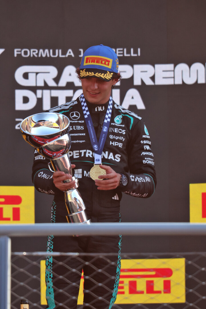 GP ITALIA, Gara winner Andrea Kimi Antonelli (ITA) Mercedes AMG Formula One Team celebrates on the podium.
06.09.2026. Formula 1 World Championship, Rd 13, Italian Grand Prix, Monza, Italy, Gara Day.
- www.xpbimages.com, EMail: requests@xpbimages.com © Copyright: Dunbar / XPB Images