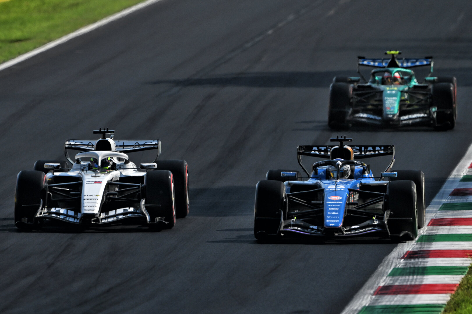 GP ITALIA, Sergio Perez (MEX) Cadillac Formula 1 Team MAC-26 e Alexander Albon (THA) Williams F1 Team FW48.
06.09.2026. Formula 1 World Championship, Rd 13, Italian Grand Prix, Monza, Italy, Gara Day.
- www.xpbimages.com, EMail: requests@xpbimages.com © Copyright: Price / XPB Images