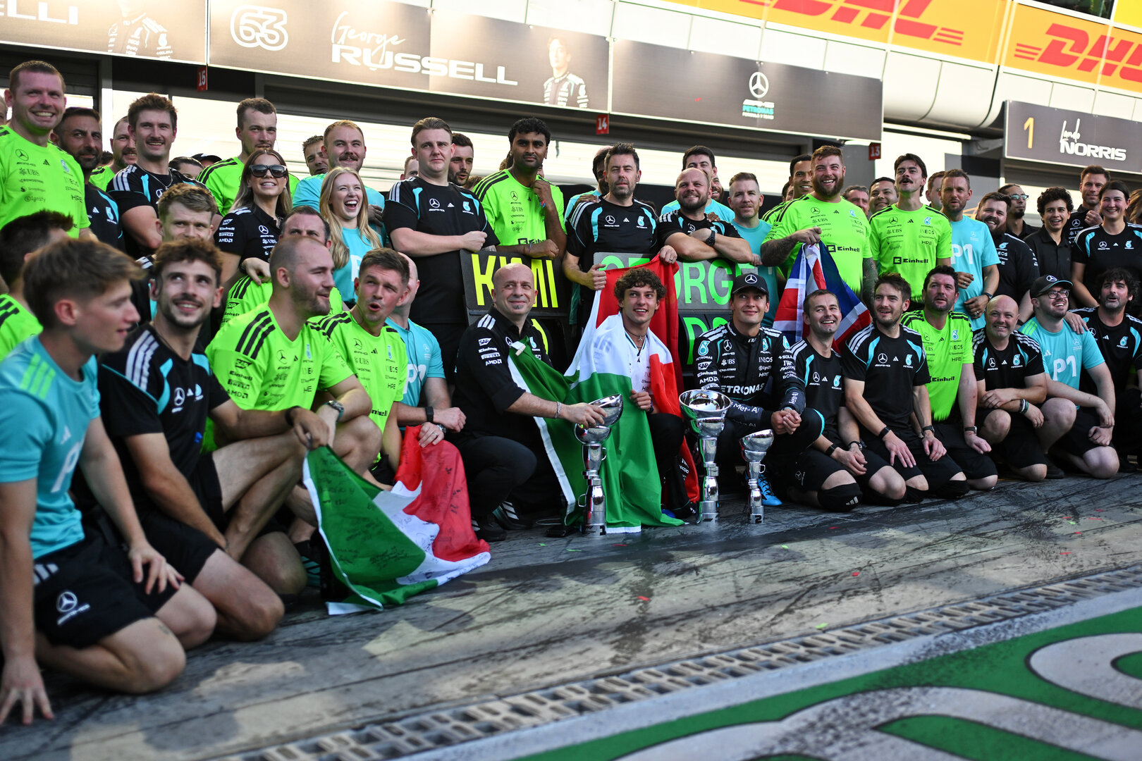 GP ITALIA, Gara winner Andrea Kimi Antonelli (ITA) Mercedes AMG Formula One Team celebrates with Simone Resta (ITA) Mercedes AMG Formula One Team Strategic Development Director; George Russell (GBR) Mercedes AMG Formula One Team; e the team.
06.09.2026. Formula 1 World Championship, Rd 13, Italian Grand Prix, Monza, Italy, Gara Day.
- www.xpbimages.com, EMail: requests@xpbimages.com © Copyright: Price / XPB Images