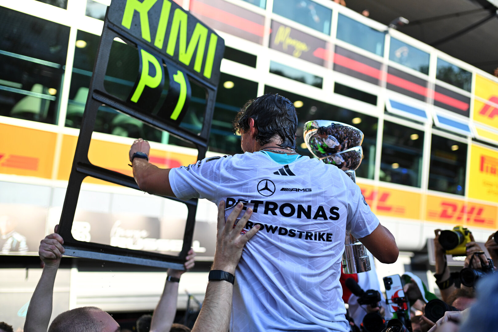 GP ITALIA, Gara winner Andrea Kimi Antonelli (ITA) Mercedes AMG Formula One Team celebrates with the team.
06.09.2026. Formula 1 World Championship, Rd 13, Italian Grand Prix, Monza, Italy, Gara Day.
- www.xpbimages.com, EMail: requests@xpbimages.com © Copyright: Price / XPB Images