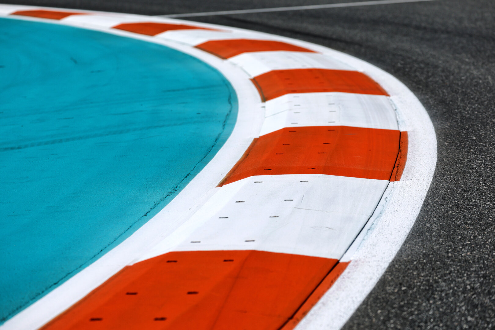 GP MIAMI, Circuit Atmosfera - kerb detail.
30.04.2026. Formula 1 World Championship, Rd 4, Miami Grand Prix, Miami, Florida, USA, Preparation Day.
- www.xpbimages.com, EMail: requests@xpbimages.com © Copyright: Moy / XPB Images