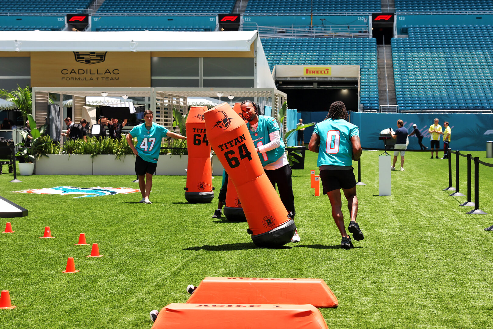 GP MIAMI, Miami Dolphins train in the paddock.
30.04.2026. Formula 1 World Championship, Rd 4, Miami Grand Prix, Miami, Florida, USA, Preparation Day.
 - www.xpbimages.com, EMail: requests@xpbimages.com © Copyright: Rew / XPB Images