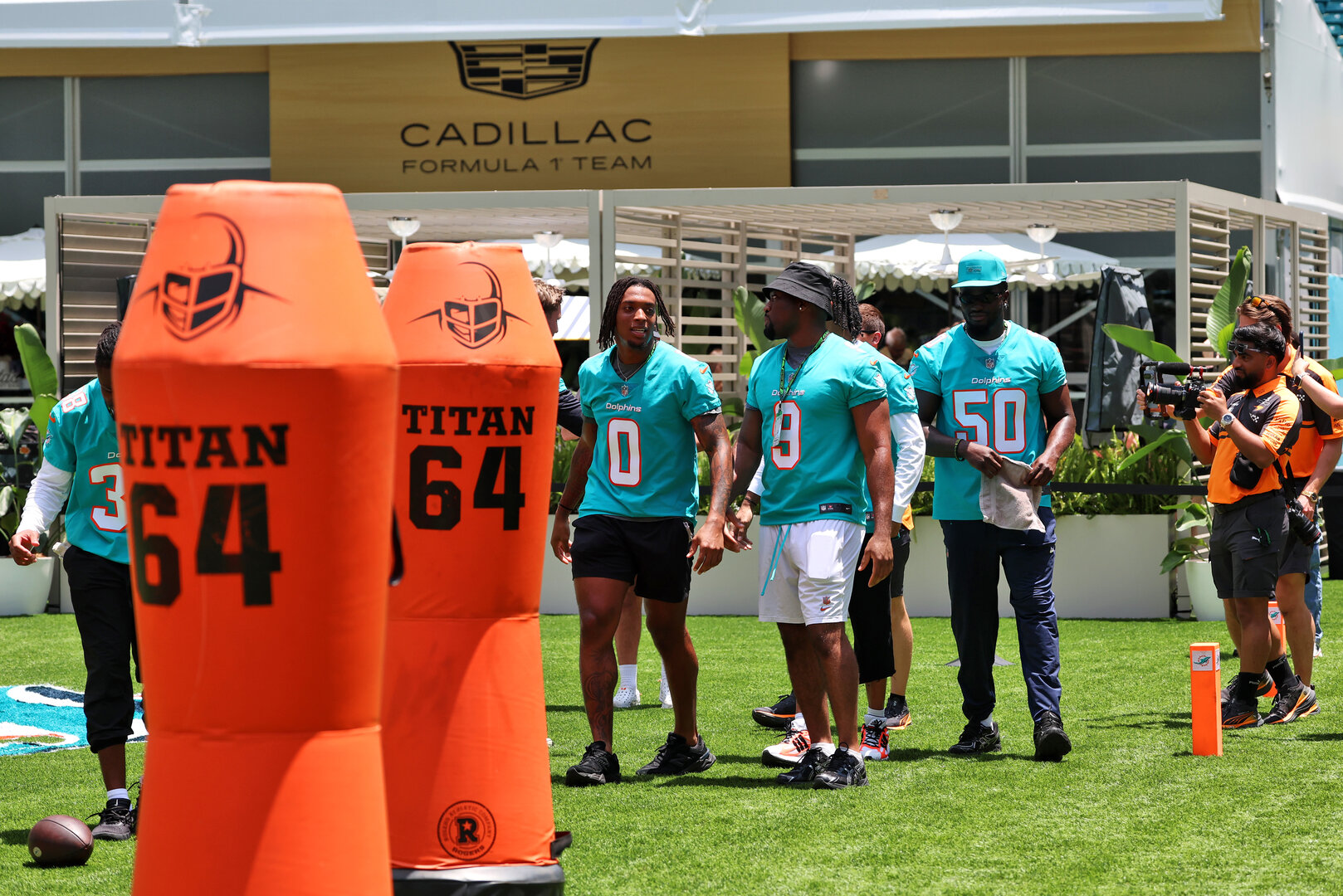GP MIAMI, Miami Dolphins train in the paddock.
30.04.2026. Formula 1 World Championship, Rd 4, Miami Grand Prix, Miami, Florida, USA, Preparation Day.
 - www.xpbimages.com, EMail: requests@xpbimages.com © Copyright: Rew / XPB Images
