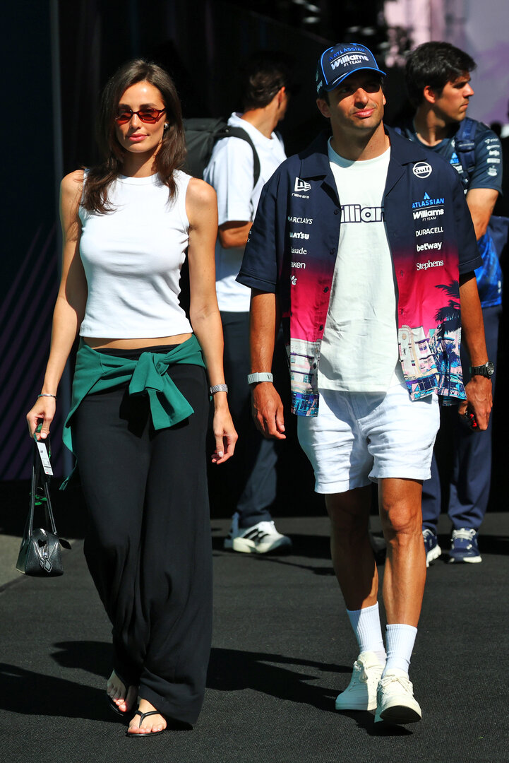 GP MIAMI, (L to R): Rebecca Donaldson (GBR) with her boyfriend Carlos Sainz (ESP) Williams F1 Team.
01.05.2026. Formula 1 World Championship, Rd 4, Miami Grand Prix, Miami, Florida, USA, Sprint Qualifiche Day.
- www.xpbimages.com, EMail: requests@xpbimages.com © Copyright: Bearne / XPB Images