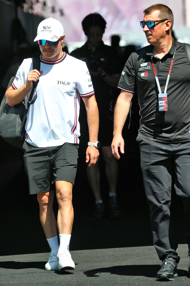 GP MIAMI, (L to R): Valtteri Bottas (FIN) Cadillac Formula 1 Team with Paul Harris (GBR) Cadillac Formula 1 Team Driver Physio.
01.05.2026. Formula 1 World Championship, Rd 4, Miami Grand Prix, Miami, Florida, USA, Sprint Qualifiche Day.
- www.xpbimages.com, EMail: requests@xpbimages.com © Copyright: Bearne / XPB Images