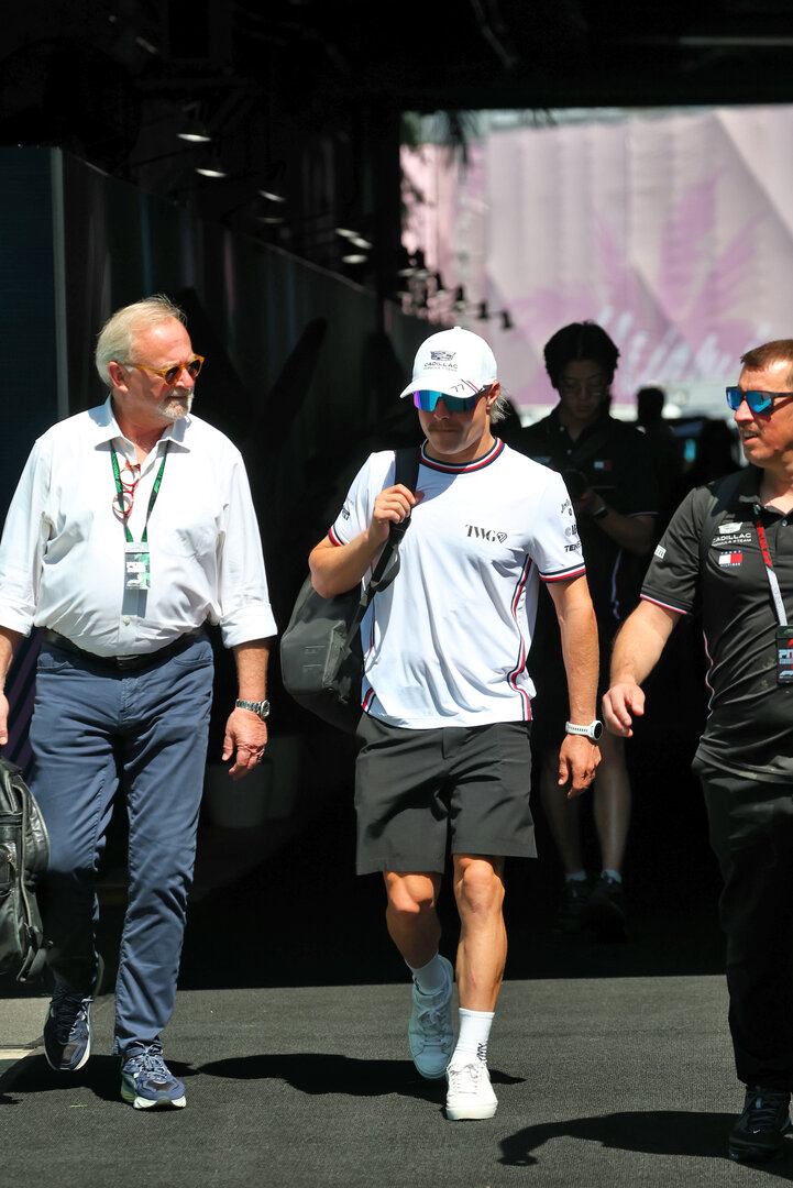 GP MIAMI, (L to R): Didier Coton (BEL) Driver Manager with Valtteri Bottas (FIN) Cadillac Formula 1 Team e Paul Harris (GBR) Cadillac Formula 1 Team Driver Physio.
01.05.2026. Formula 1 World Championship, Rd 4, Miami Grand Prix, Miami, Florida, USA, Sprint Qualifiche Day.
- www.xpbimages.com, EMail: requests@xpbimages.com © Copyright: Bearne / XPB Images