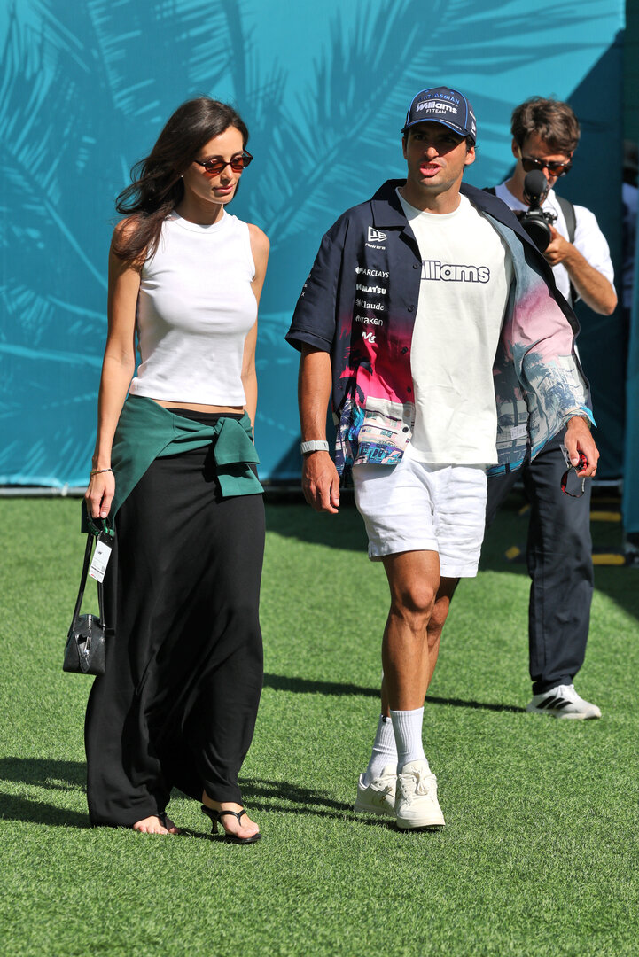 GP MIAMI, (L to R): Rebecca Donaldson (GBR) with her boyfriend Carlos Sainz (ESP) Williams F1 Team.
01.05.2026. Formula 1 World Championship, Rd 4, Miami Grand Prix, Miami, Florida, USA, Sprint Qualifiche Day.
- www.xpbimages.com, EMail: requests@xpbimages.com © Copyright: Moy / XPB Images