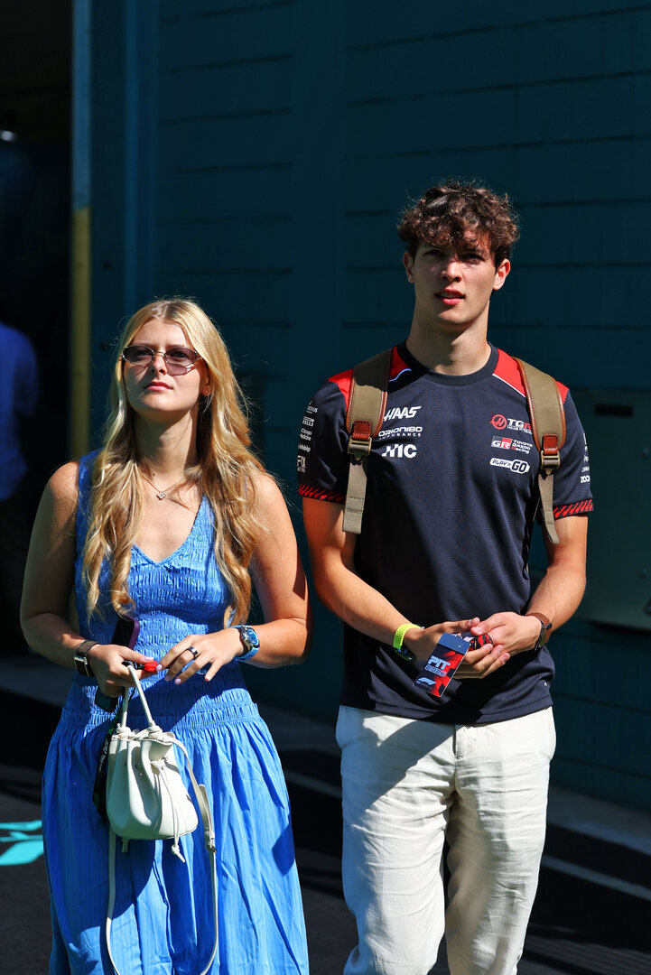 GP MIAMI, (L to R): Alicia Torriani with her boyfriend Oliver Bearman (GBR) Haas F1 Team.
01.05.2026. Formula 1 World Championship, Rd 4, Miami Grand Prix, Miami, Florida, USA, Sprint Qualifiche Day.
- www.xpbimages.com, EMail: requests@xpbimages.com © Copyright: Patching / XPB Images