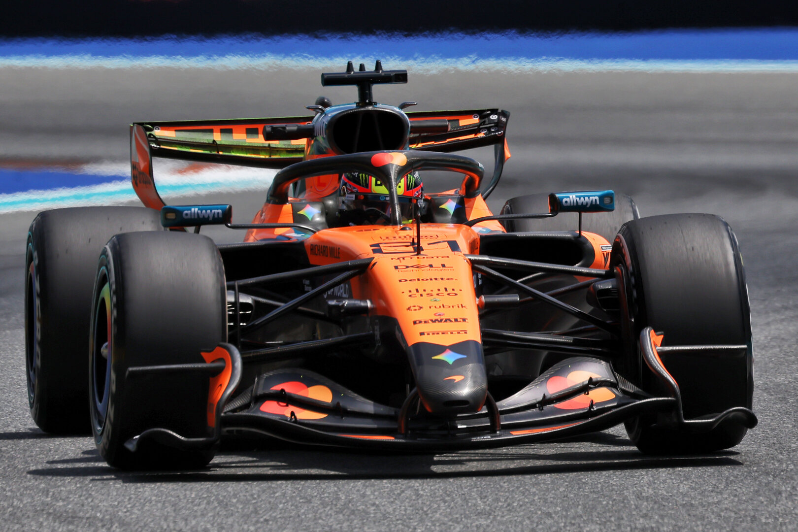 GP MIAMI, Oscar Piastri (AUS) McLaren F1 Team MCL40.
01.05.2026. Formula 1 World Championship, Rd 4, Miami Grand Prix, Miami, Florida, USA, Sprint Qualifiche Day.
- www.xpbimages.com, EMail: requests@xpbimages.com © Copyright: Dunbar / XPB Images